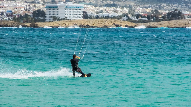 Пляжи Кипра популярны как среди виндсерферов, так и среди кайтсерферов